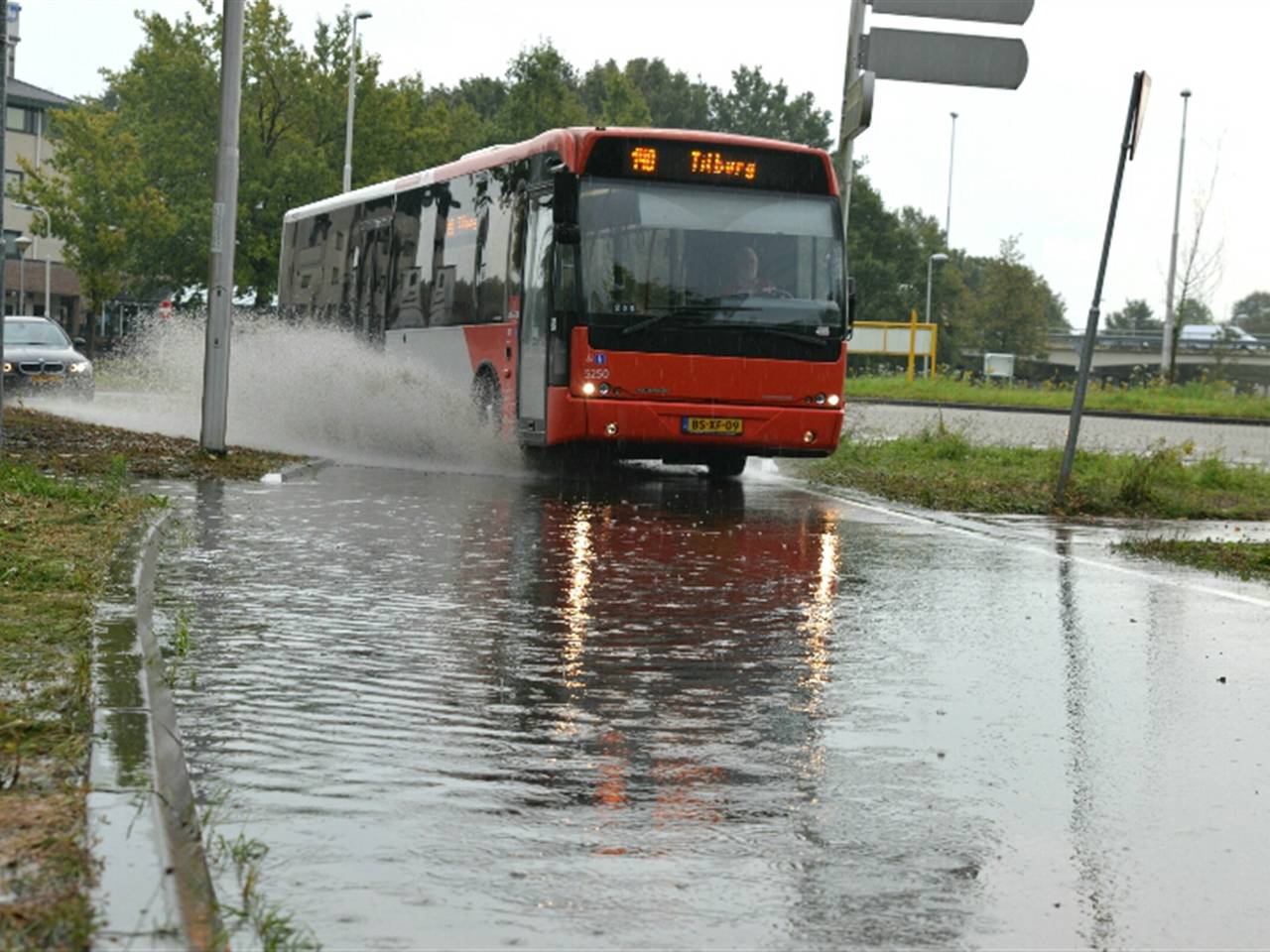 Wateroverlast op de Bosscheweg bij Berkel-Enschot. (foto: Toby de Kort)