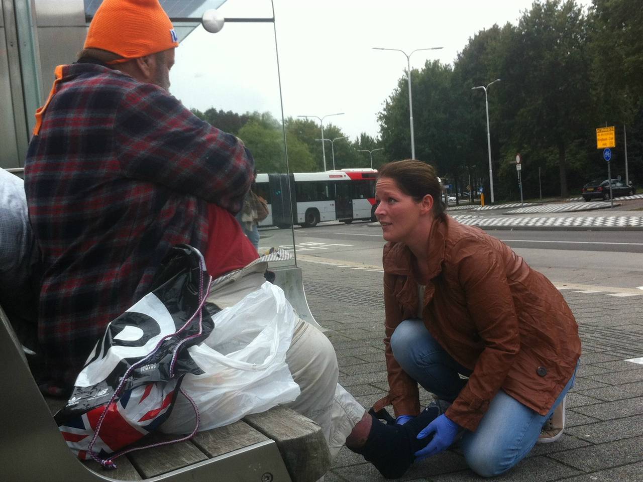 Dakloze man uit Duitsland heeft dagenlang op een bankje voor het St. Elisabeth Ziekenhuis in Tilburg gezeten