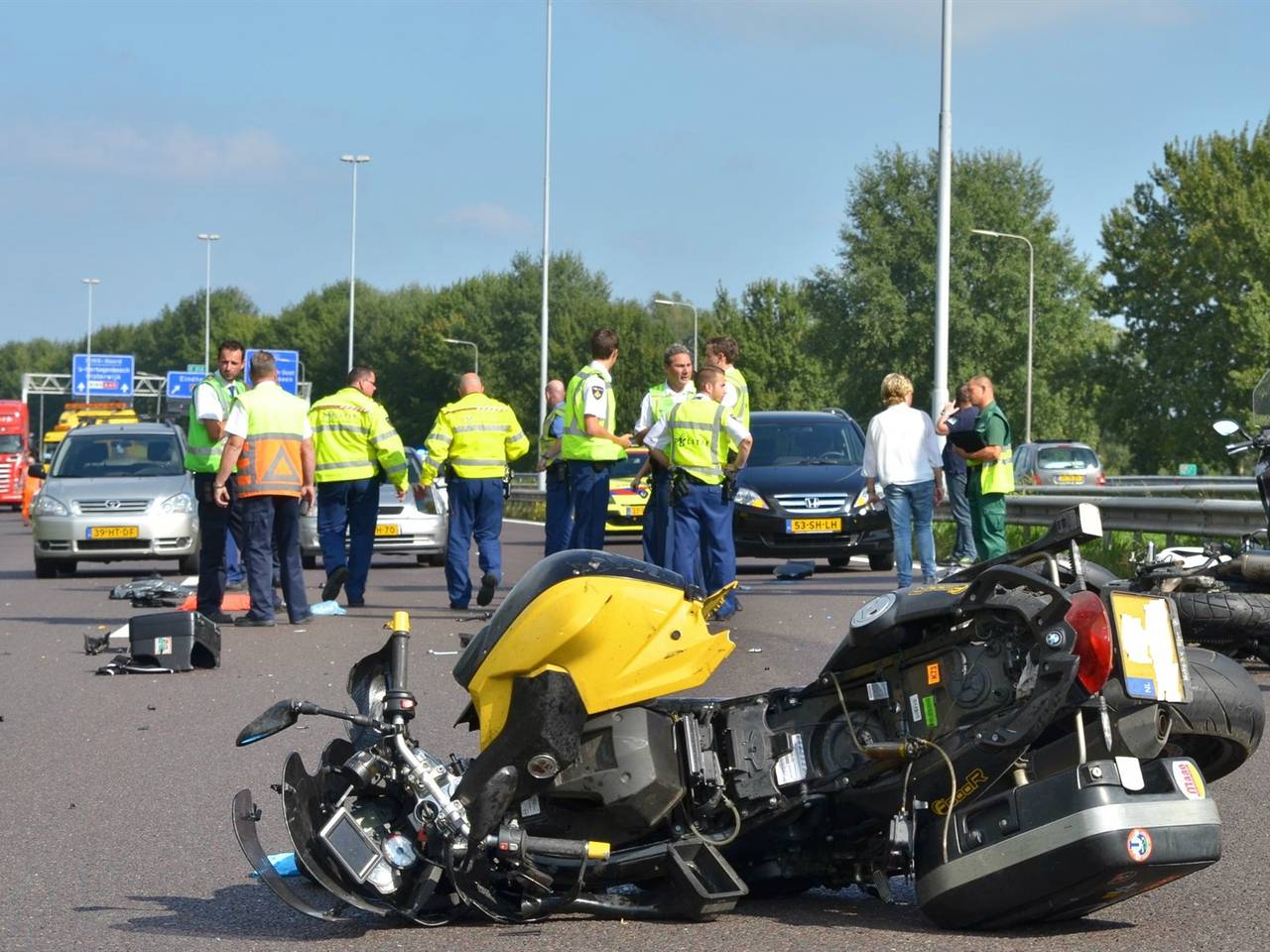 Ongeval met twee motorrijders op A58. (foto: Jack Brekelmans / Persburo-BMS)