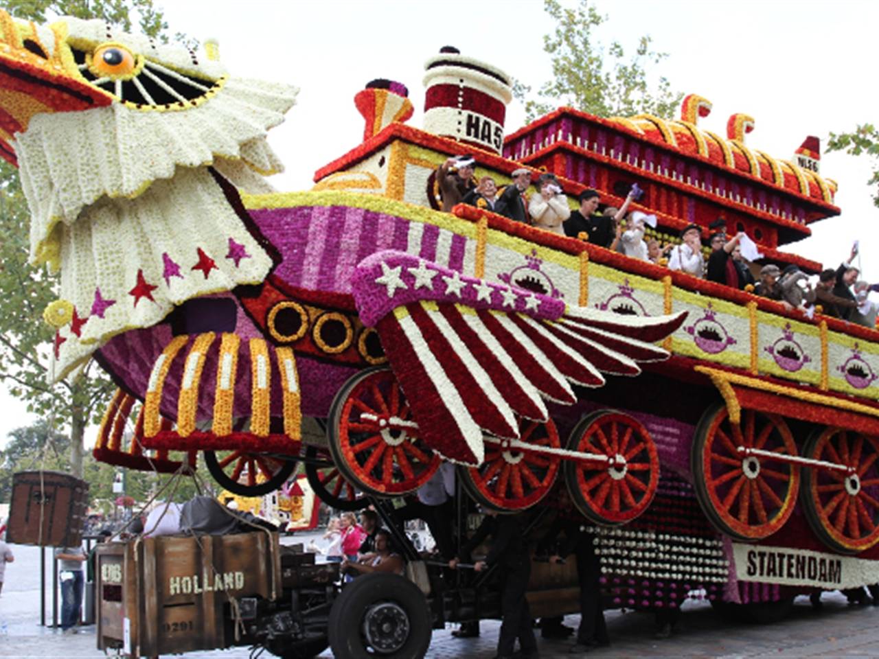 De winnende praalwagen 'Ik Vertrek' (foto: Lobke Kapteijns)