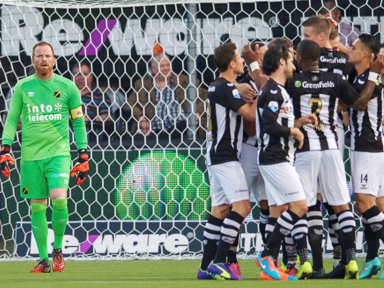 Jelle ten Rouwelaar baalt na weer een doelpunt tegen (foto: VI Images)