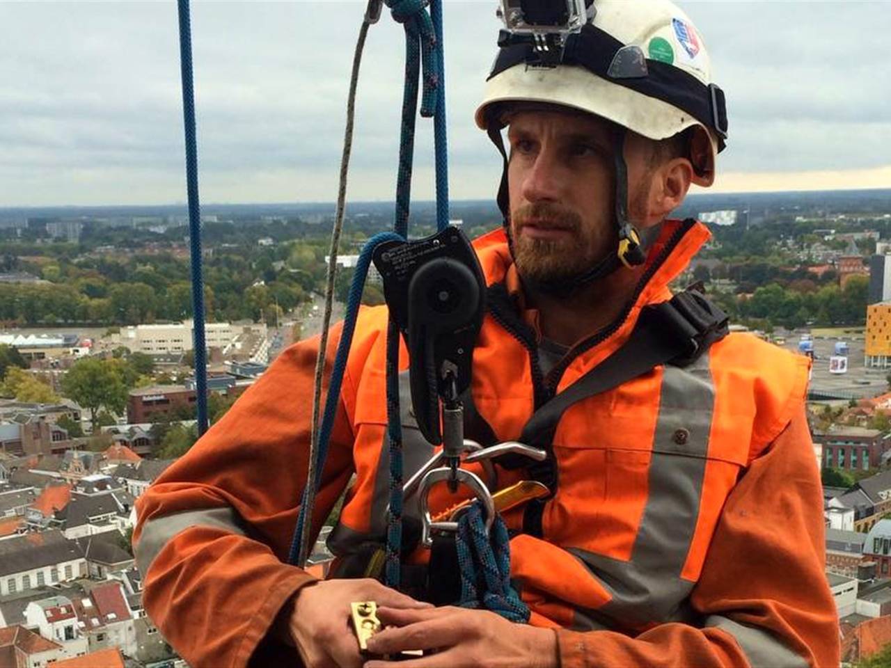 Alpinist hangt aan de Grote Kerk in Breda (foto:Bas Menting).