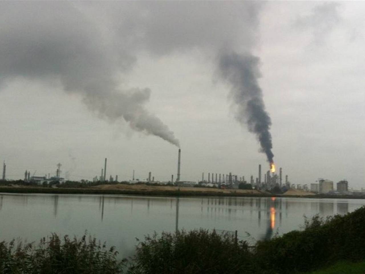 Shell Moerdijk fakkelt af door stoomlek