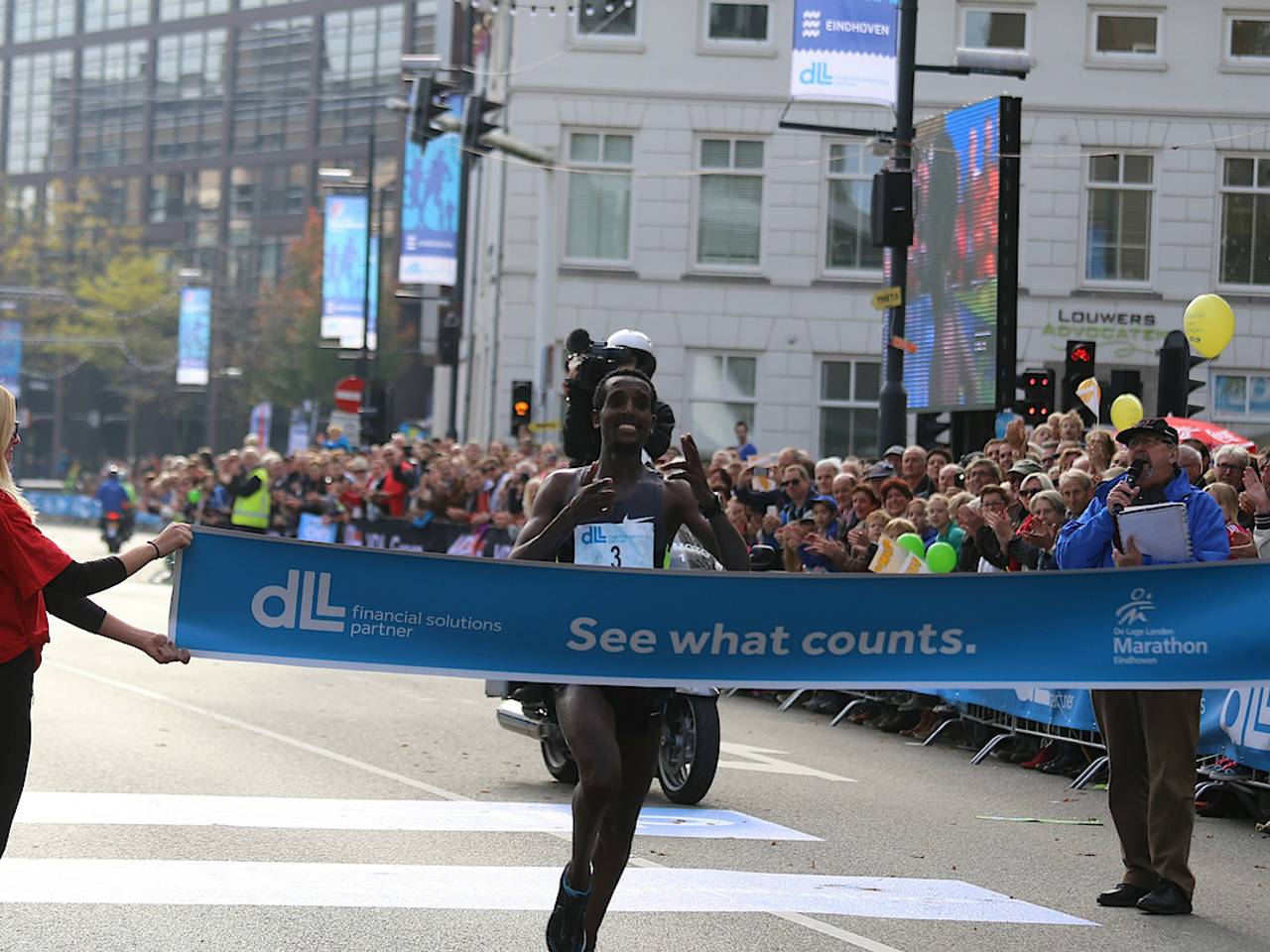Tilahun Regassa bij de finish