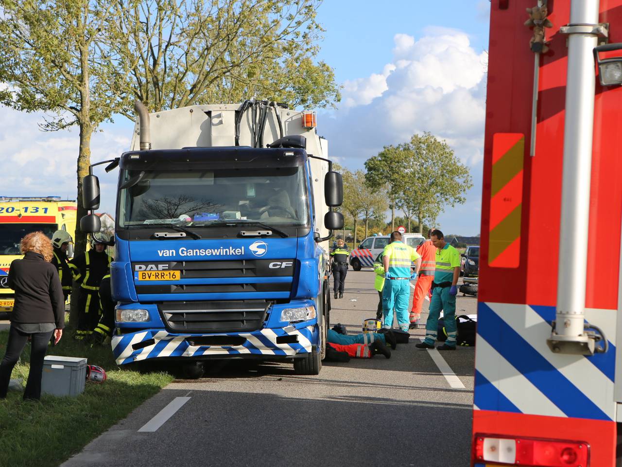 Een slachtoffer kwam onder de vrachtwagen terecht. (Foto: Remco de Ruijter)