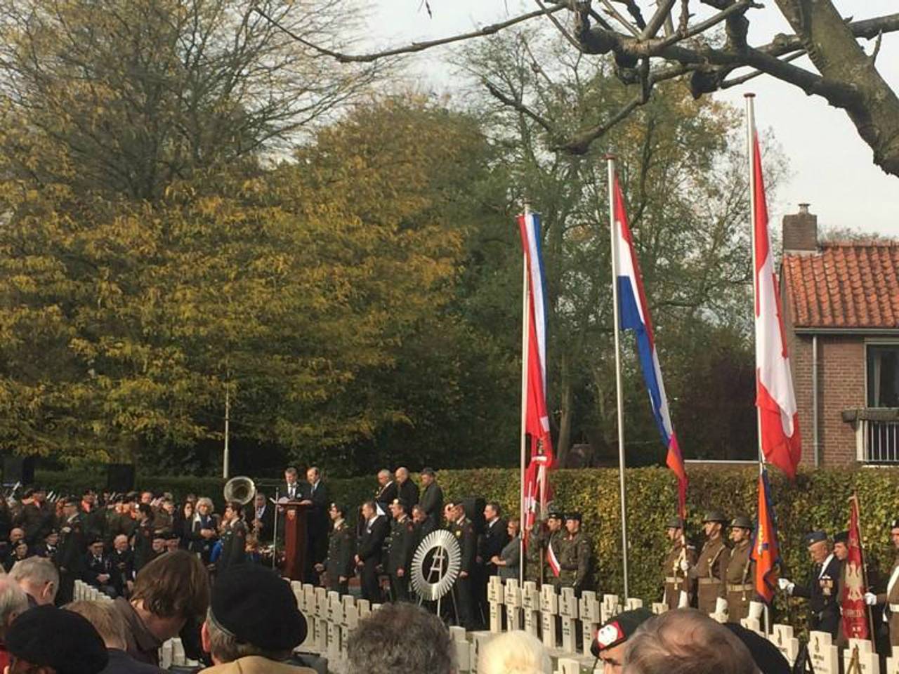 De herdenking aan de Vogelenzanglaan in Breda (Foto: Floyd Aanen)