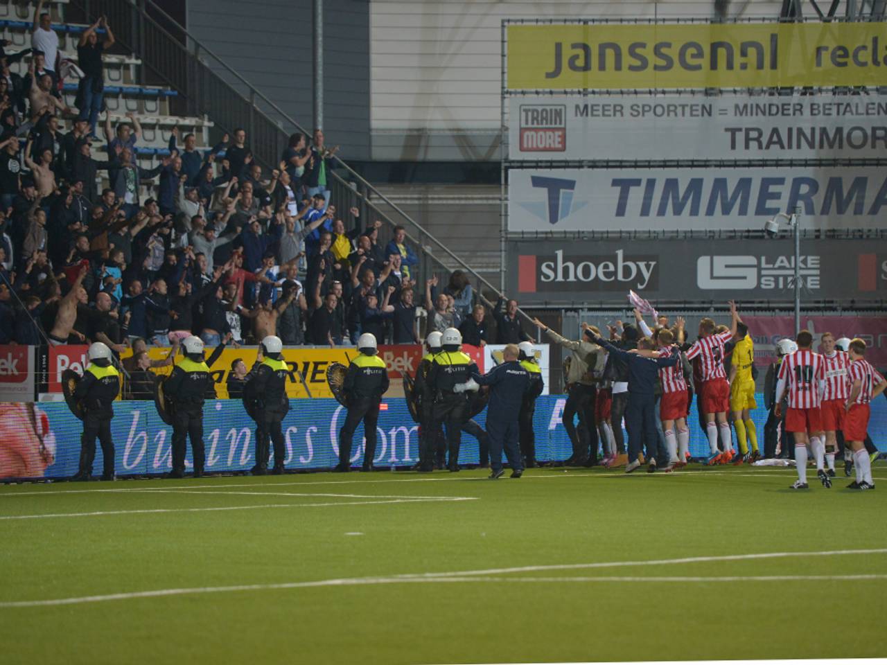 De fans van FC Oss misdroegen zich in Den Bosch, maar werden toch uitgebreid bedankt
