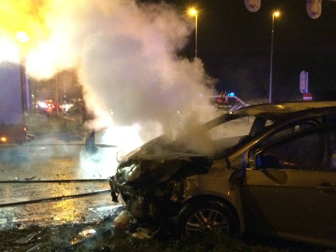 Een van de wagens vloog in brand. (foto: Jeroen Stuve/Stuve Fotografie)