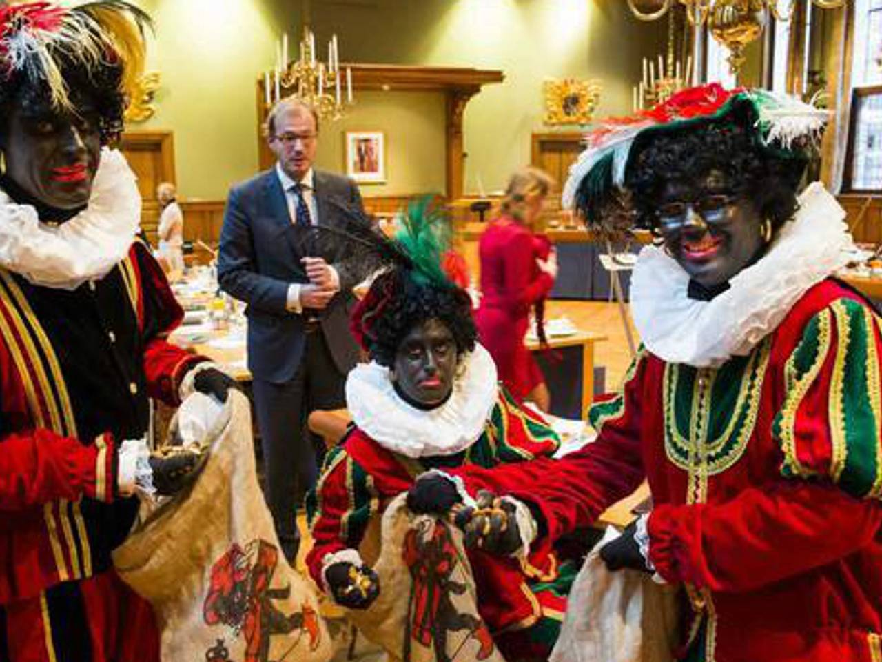 PVV-fractieleden in Groningen verkleed als Zwarte Piet (Foto: Facebook PVV Groningen)