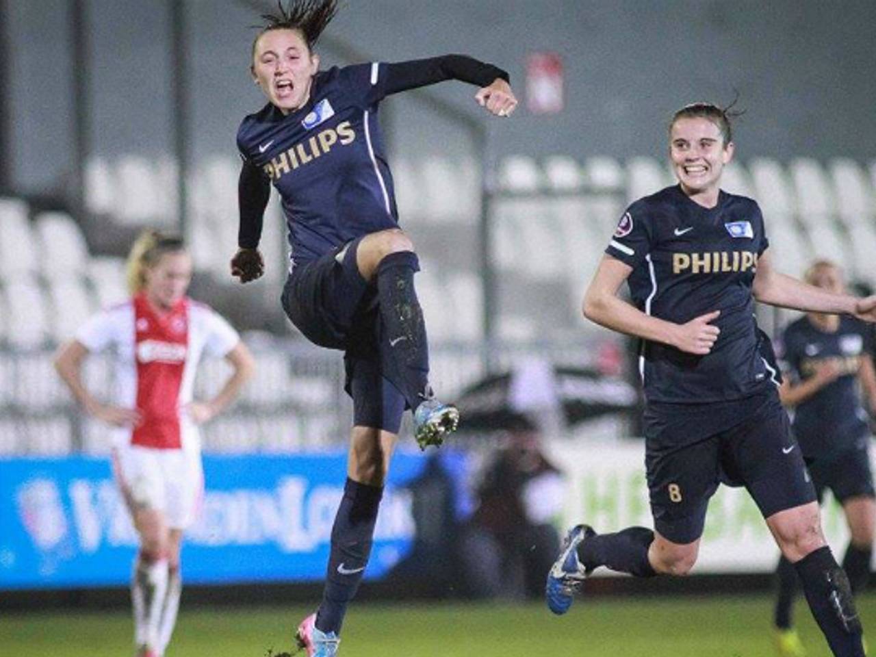 Doelpuntenmaakster Nadia Coolen viert haar fraaie 1-1 (foto: Thomas Bakker/FotoTB)