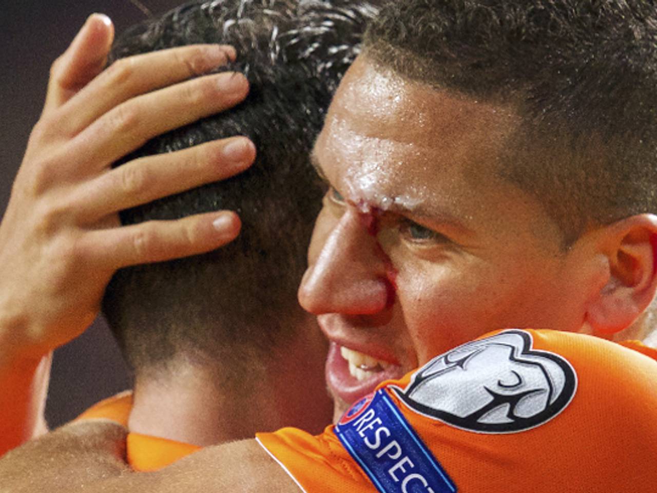 Bruma omhelsd Van Persie (foto: VI Images)