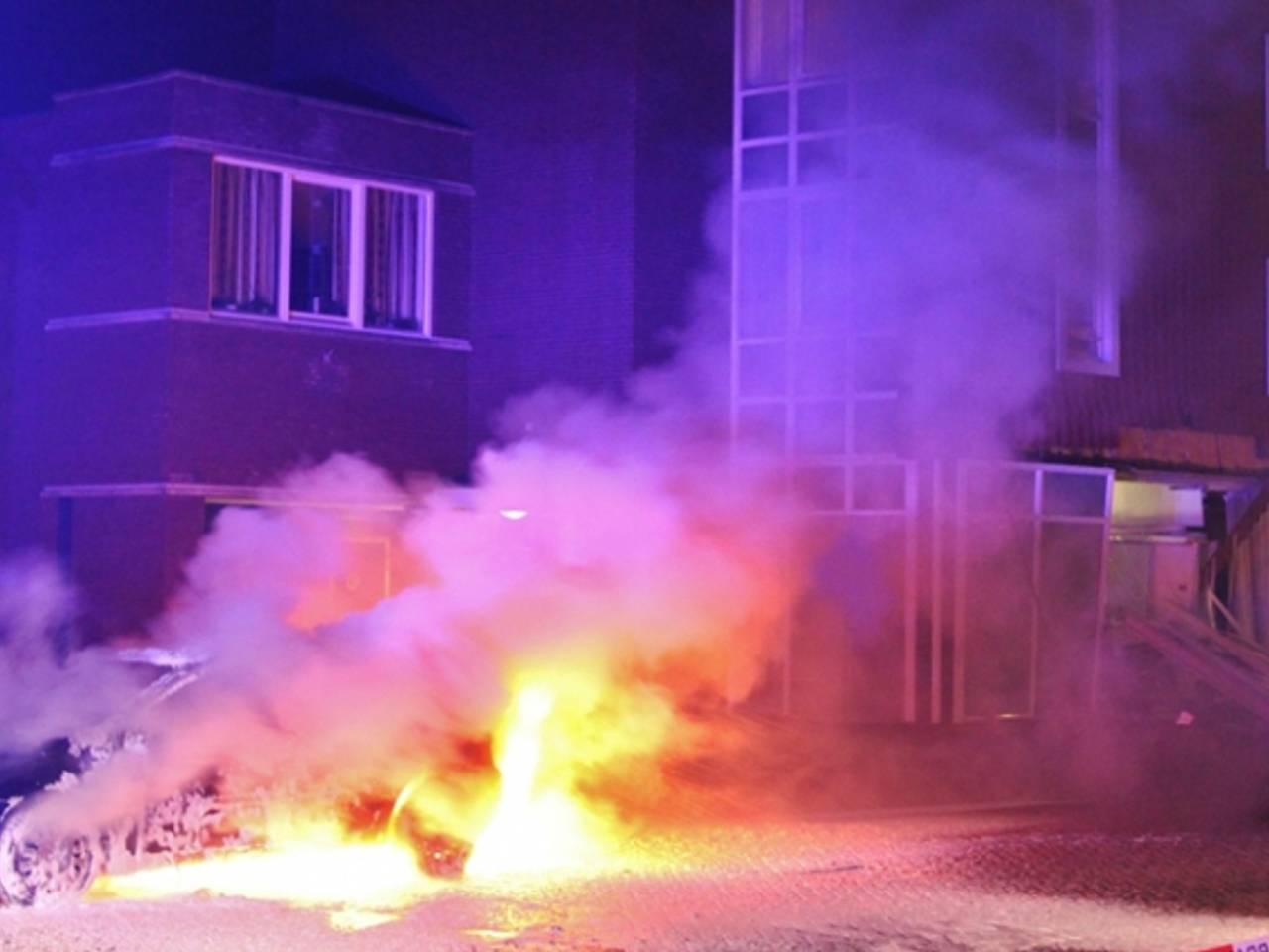 De auto waarmee de kraak werd gepleegd, brandde vervolgens uit (Foto: Wiljo van Nuland)