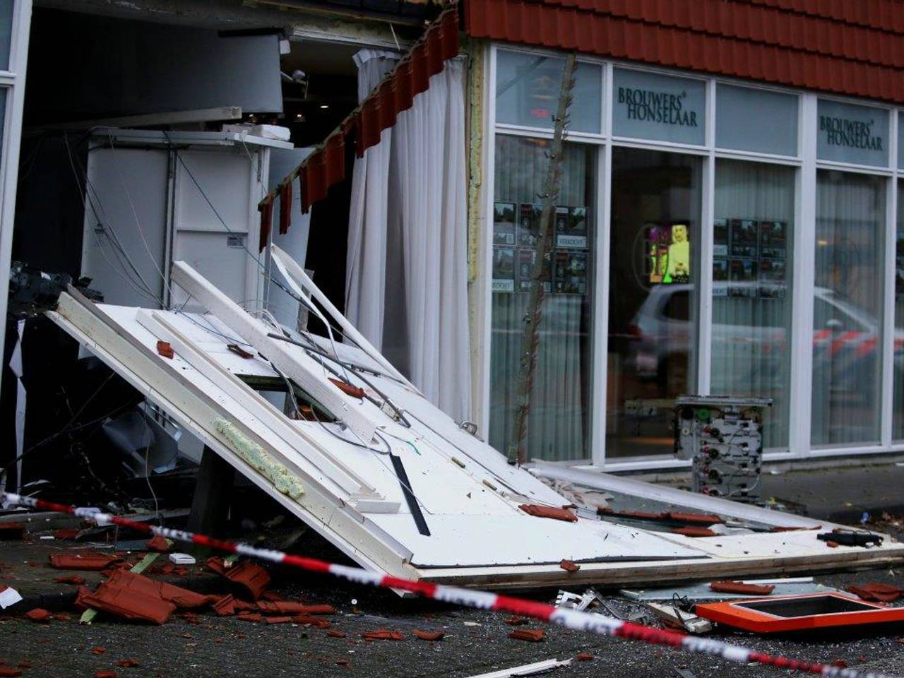 Schade aan de gevel van het kantoor (Foto: Bart Meesters / Meesters Multi Media)