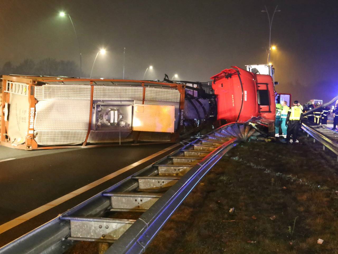 A2 nog lang dicht door gekantelde vrachtwagen
