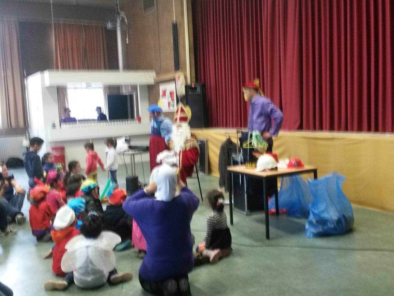 Jip geeft zijn skateboard aan Mohammed in het AZC in Breda