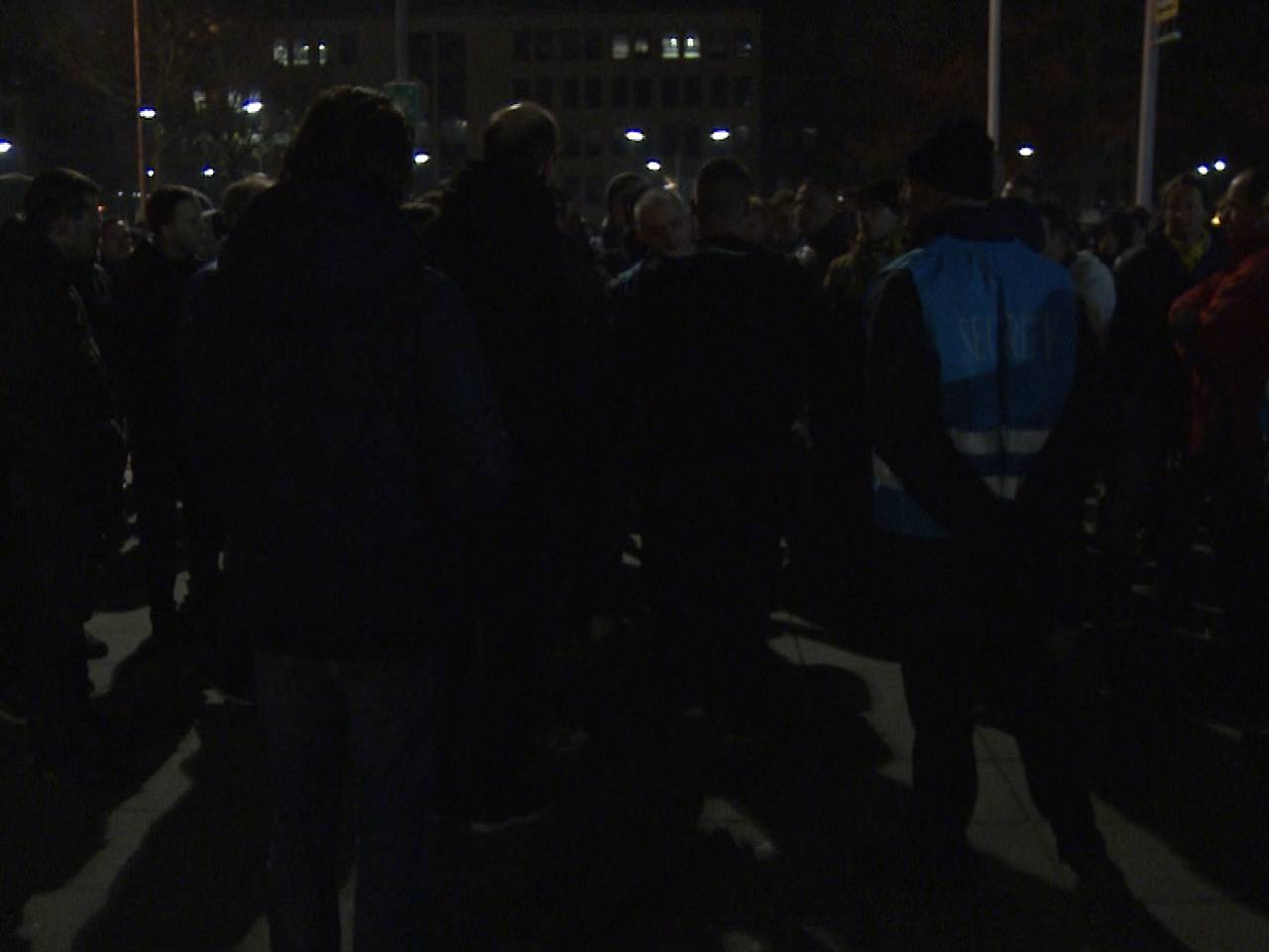 Boze supporters bij de hoofdingang van het NAC-stadion