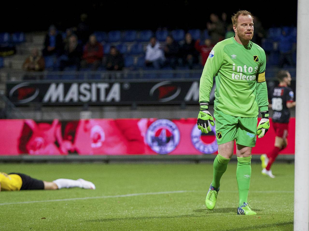 Verslagenheid bij de NAC-spelers (Foto: Vi-Images)