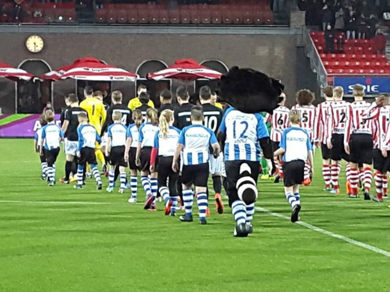 Spelers het veld op (bron: KidsclubWoutje / Twitter)