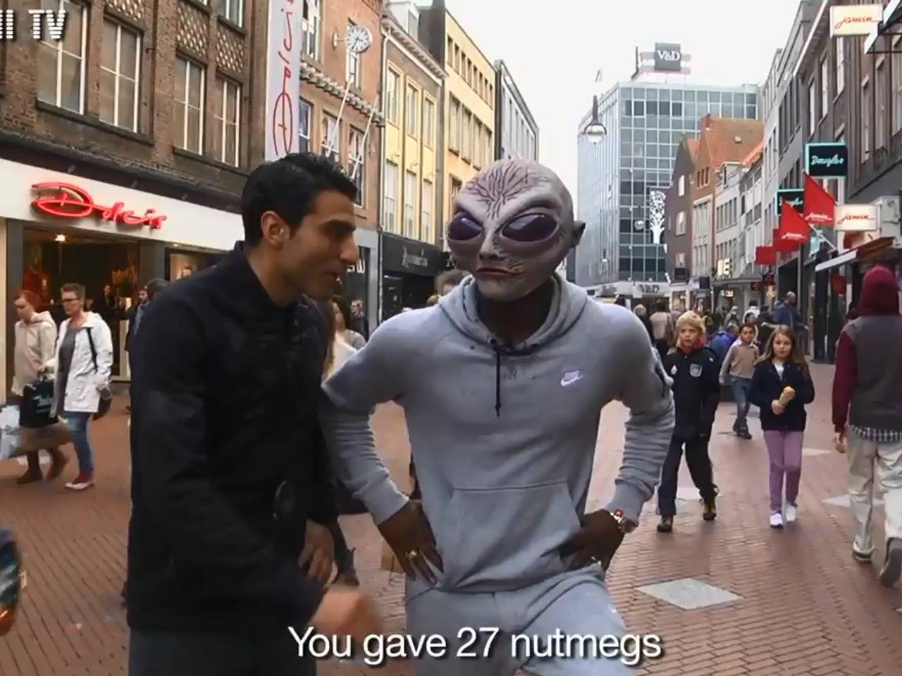Jetro Willems met Alienmasker