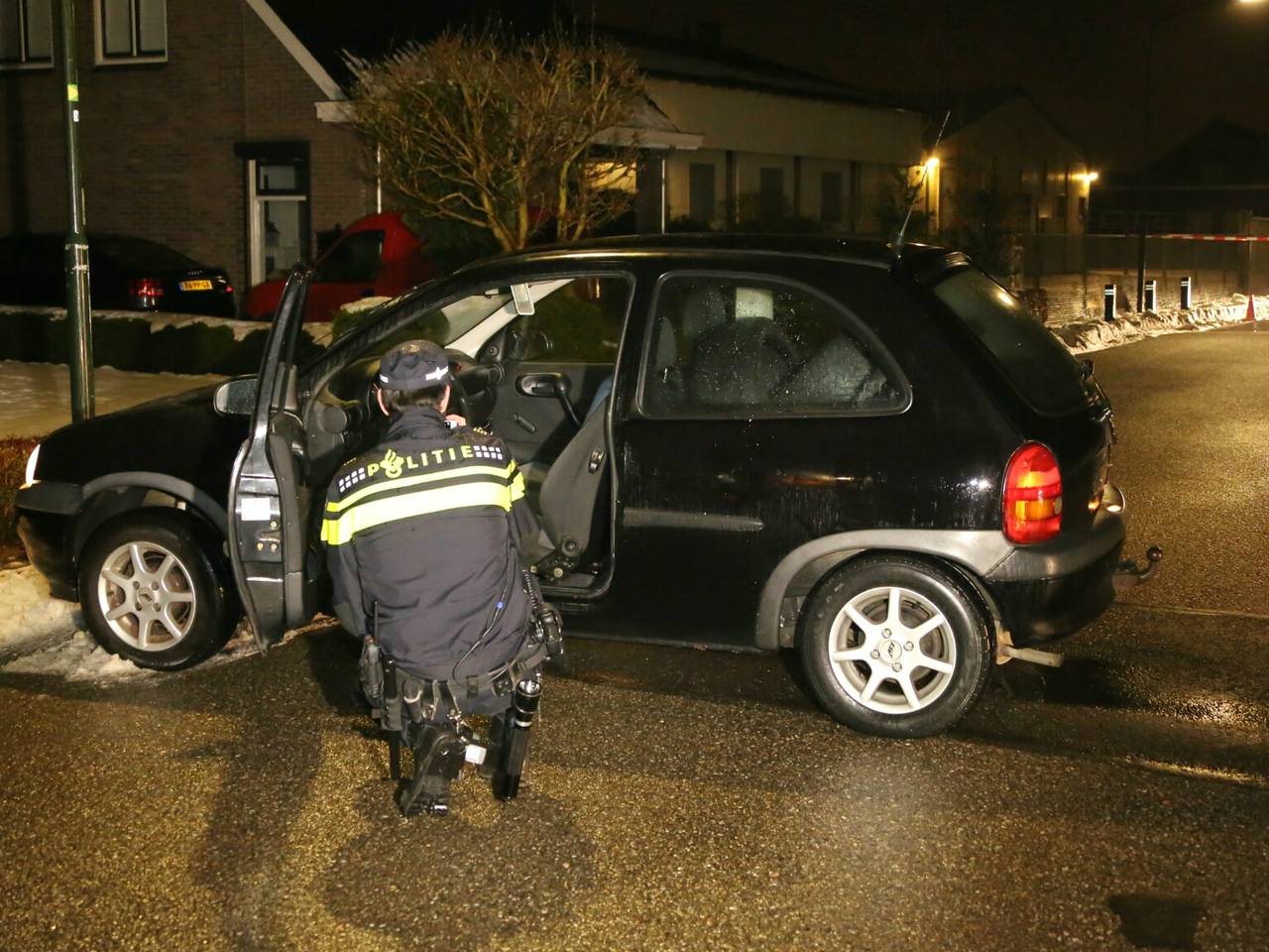 Politie voorkomt autobrand Veen (foto: Erik Haverhals/FPMB)