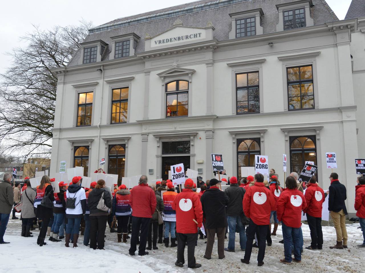 Protesteren bij het hoofdkantoor van Thebe in Breda