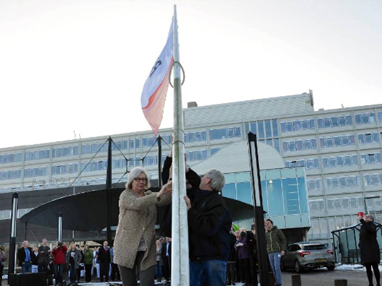 De vlag van Bravis wordt gehesen in Roosendaal