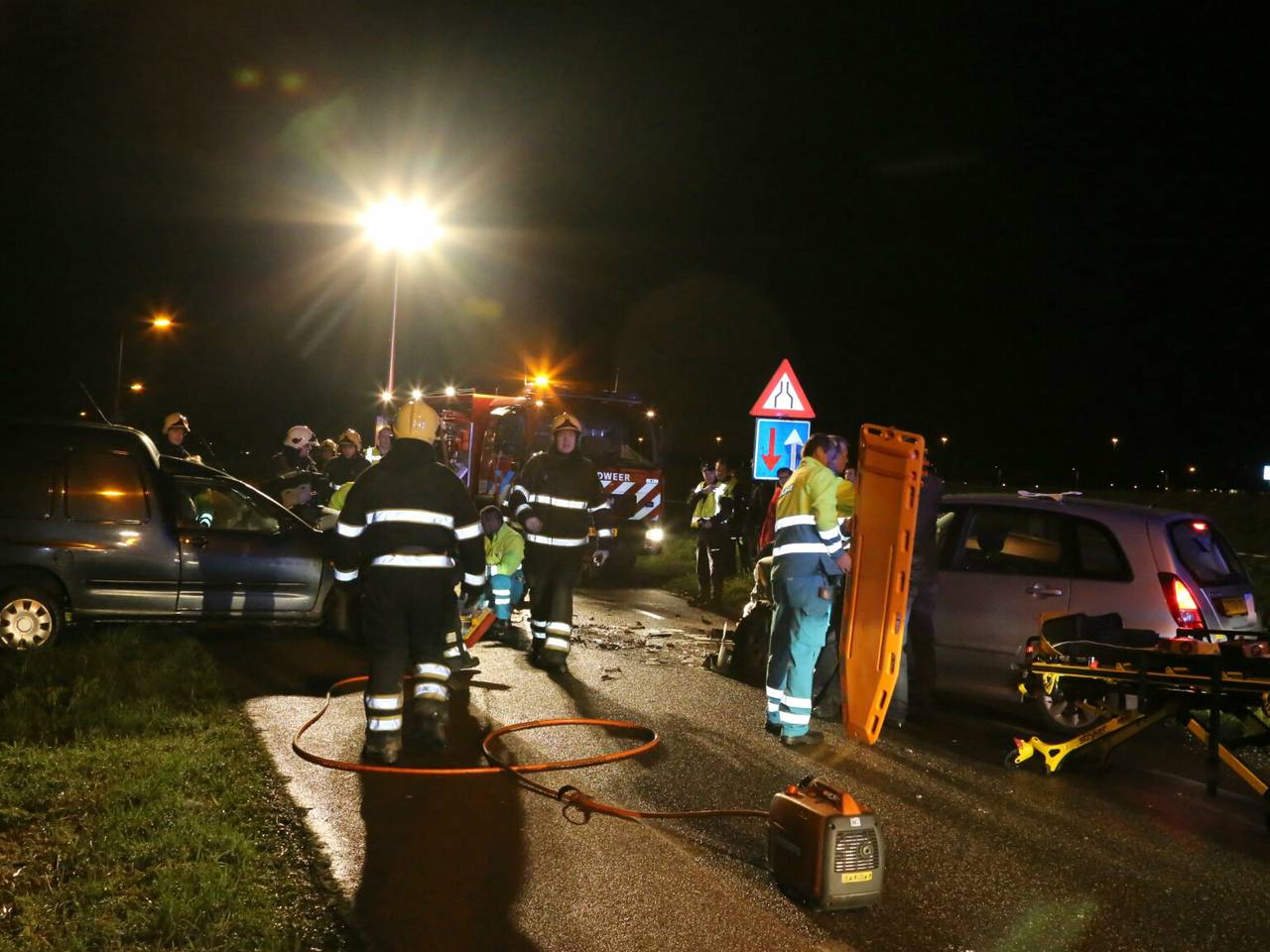 Twee auto's botsten frontaal in Waalwijk. (foto: FPMB/Erik Haverhals)