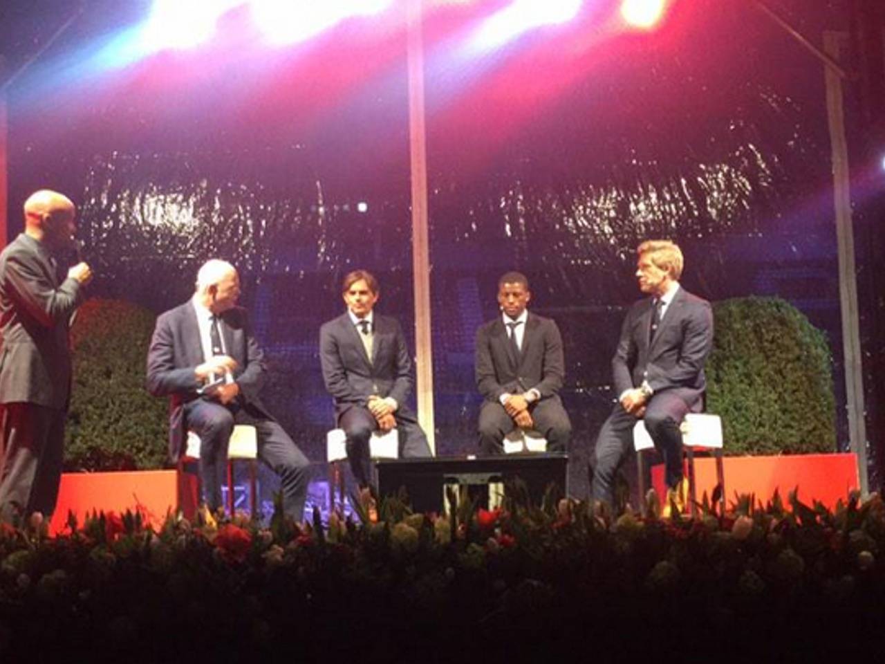 Gerbrands, Cocu, Wijnaldum en Brands blikken vooruit op 2015 (foto: @PSV / Twitter)