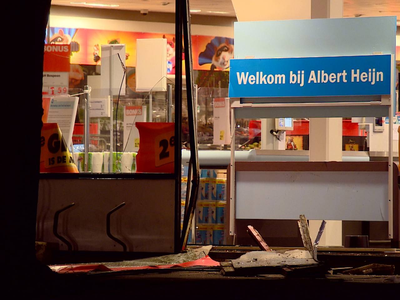 Een ramkraak vannacht bij de Albert Heijn aan de Orionstraat in Eindhoven. 