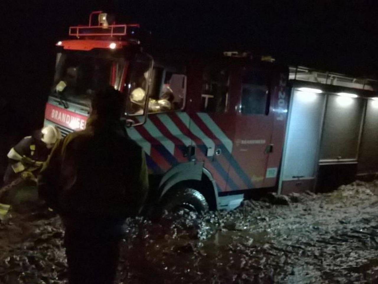 Muurvast in de blubber (Foto: @brigadierdeurne) 