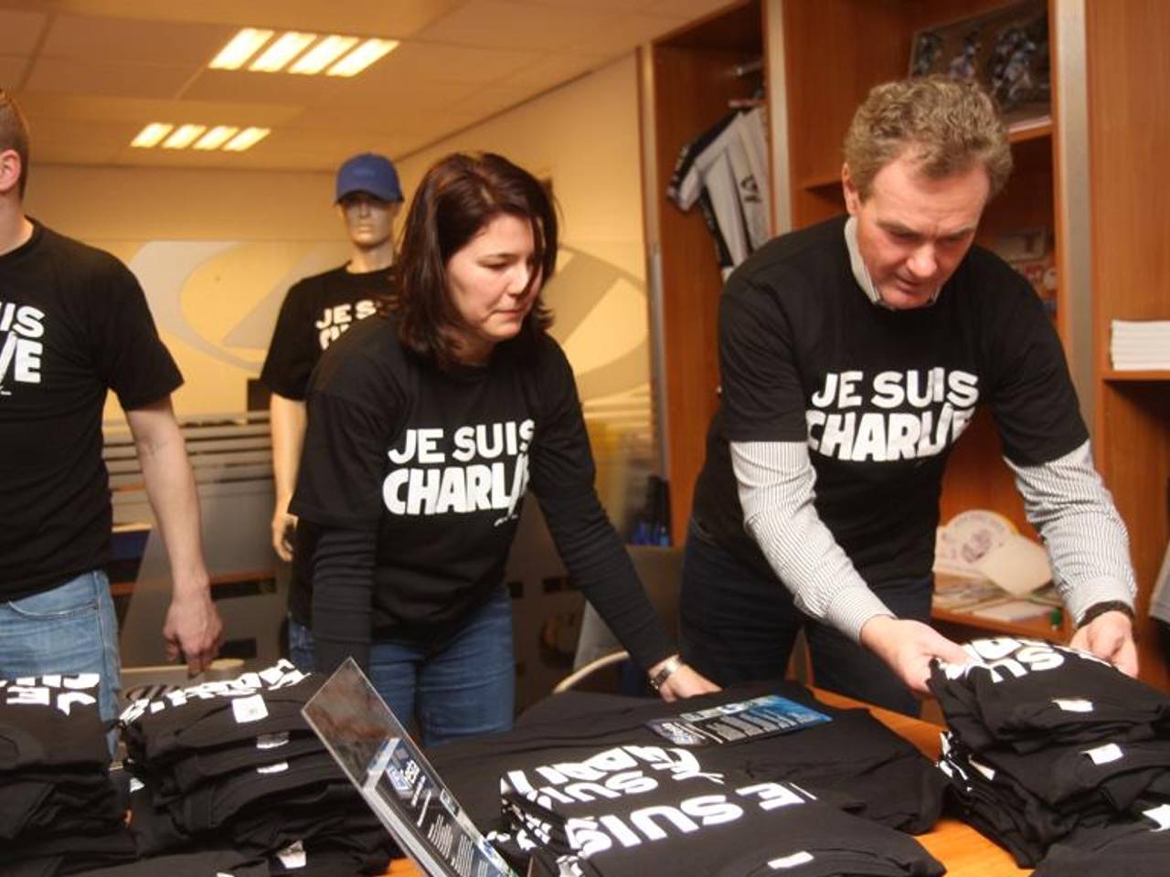 Gratis Je Suis Charlie-shirts als warme broodjes over de toonbank in Langenboom