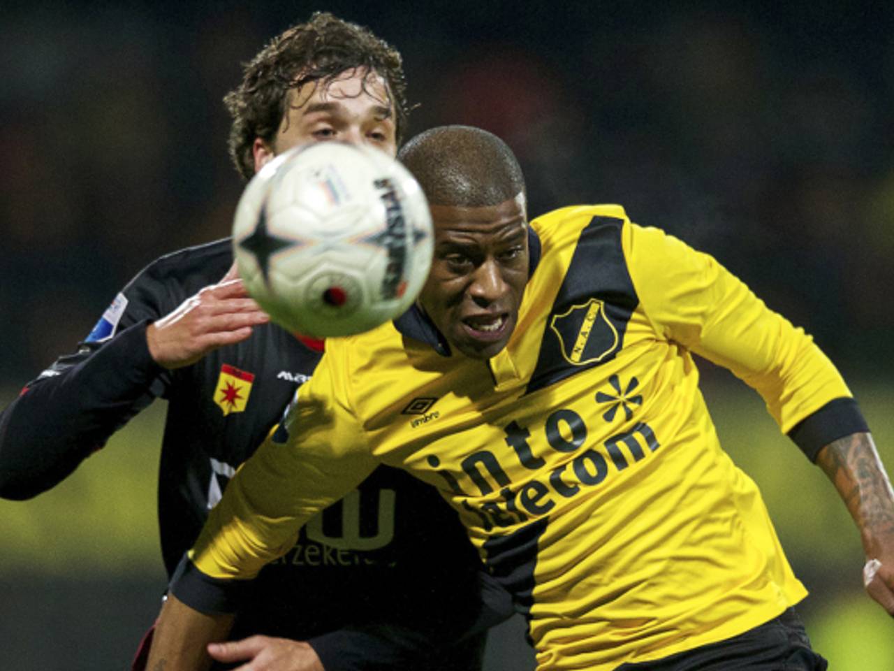 Mattheij en Fernandez vechten op de bal (foto: VI Images)