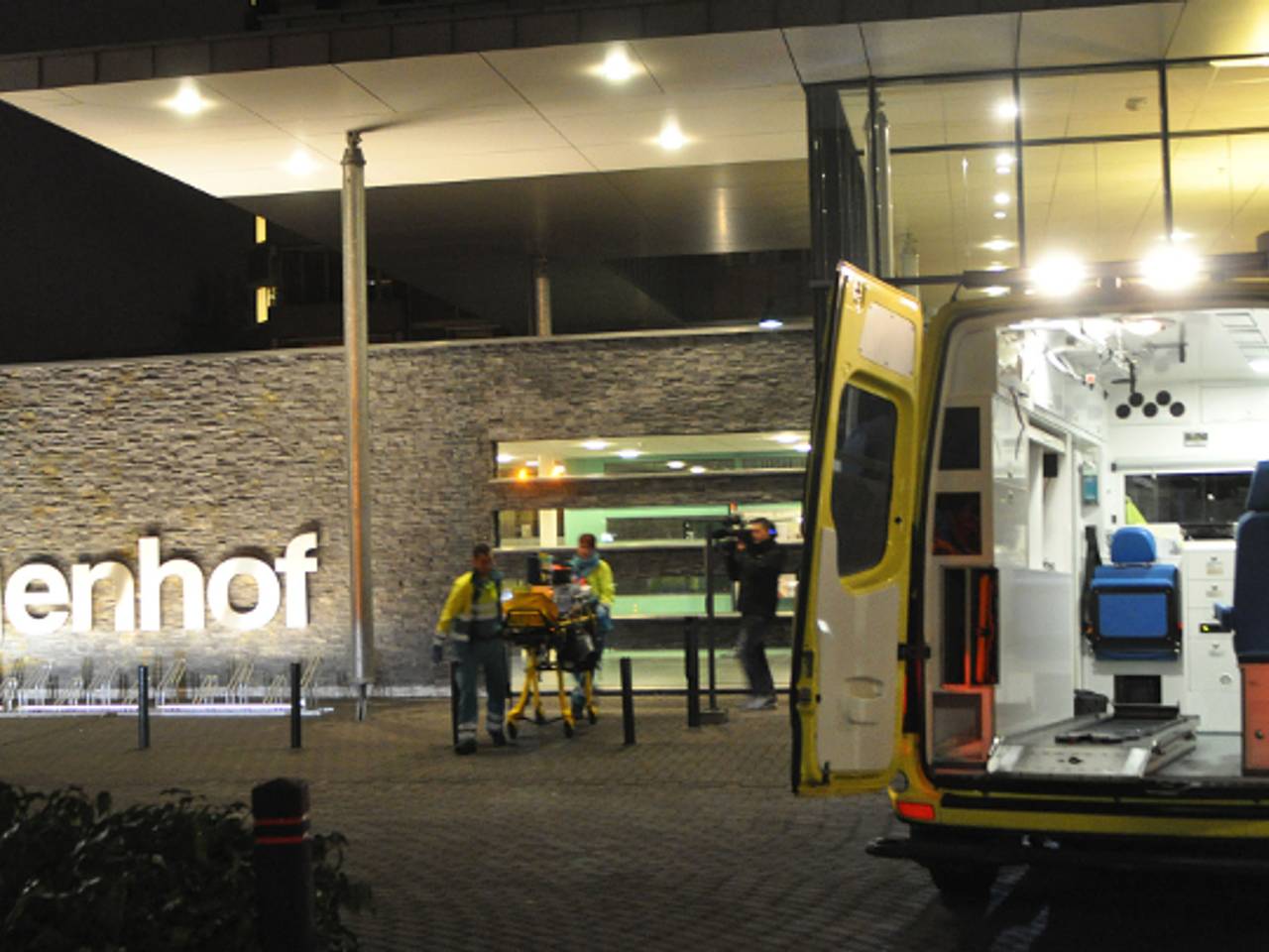 Man wordt naar ziekenhuis gebracht (foto: Arno van der Linden / SQ Vision)