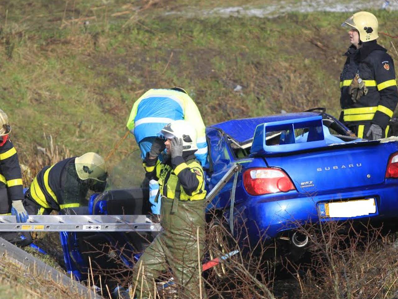 Auto in sloot in Prinsenbeek. (foto: Alexander Vingerhoeds/Obscura Foto)