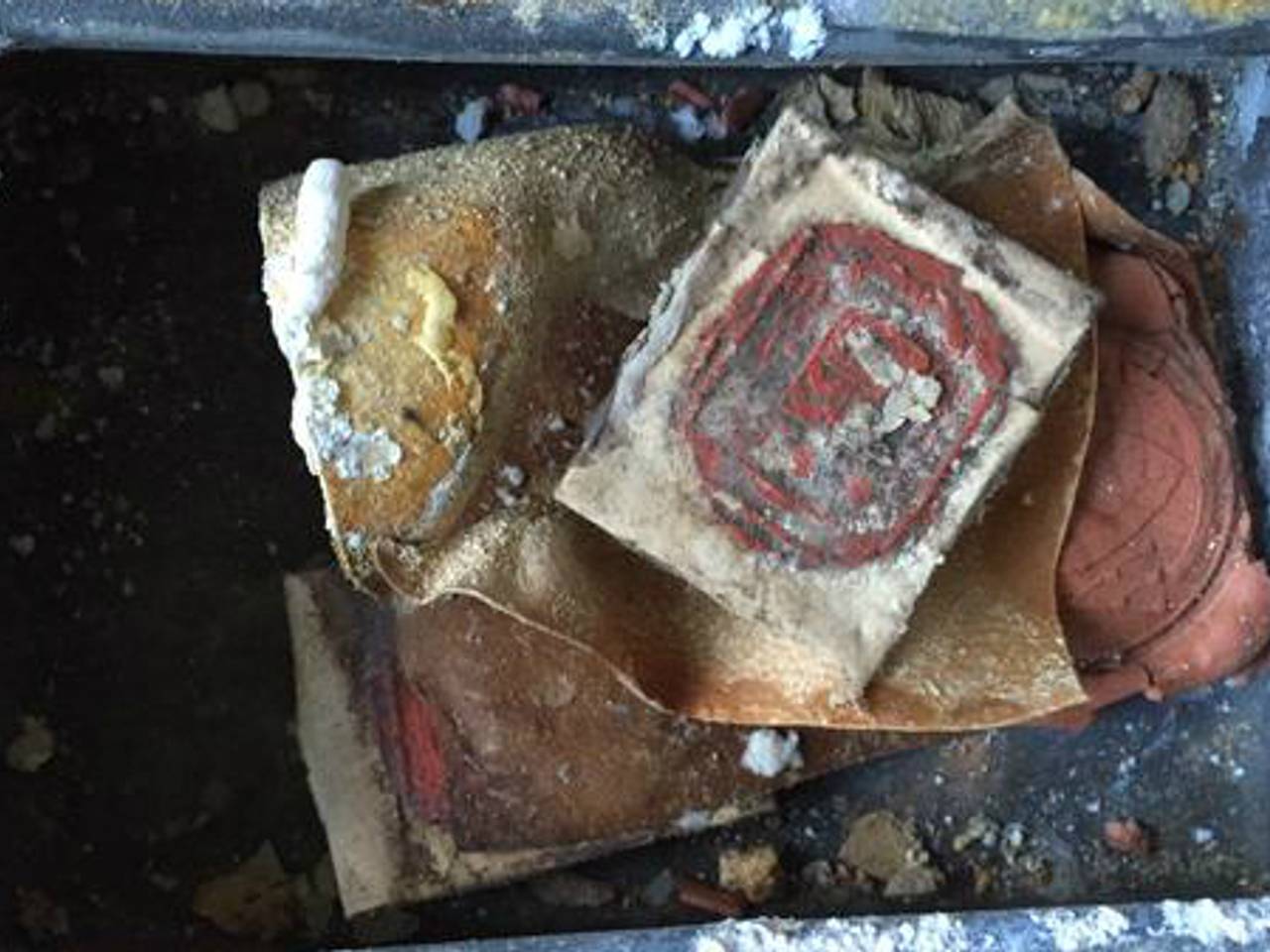 SCHATKISTJE GEVONDEN IN ALTAAR