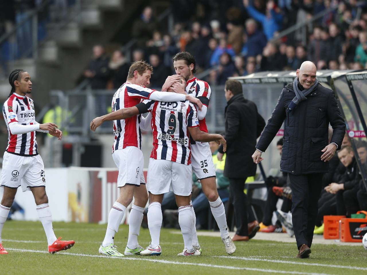 De fans van Willem II worden bedankt door de technische staf