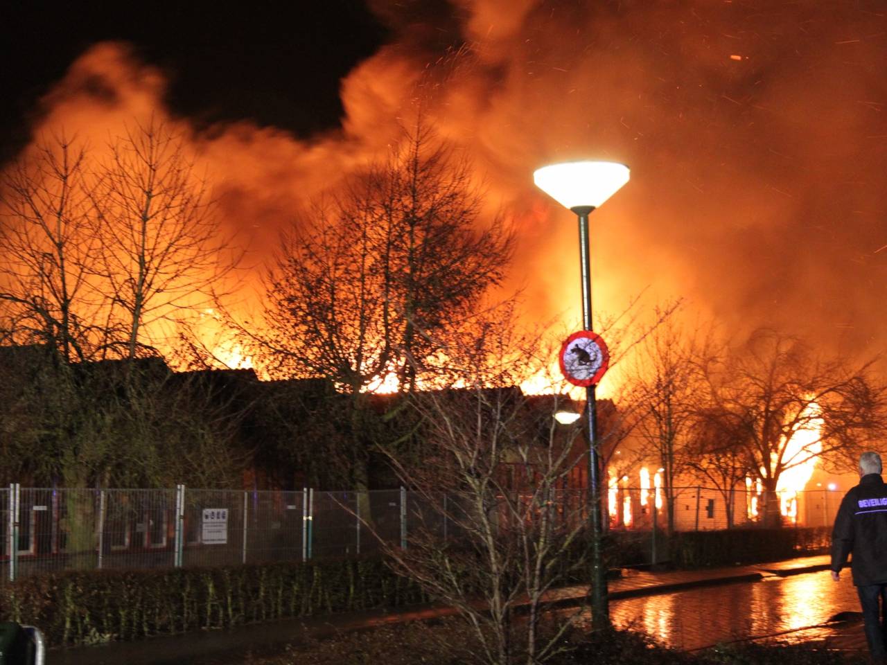 Asbest vrijgekomen bij brand in leegstaande school Zeeland, brandweer nog druk met nablussen