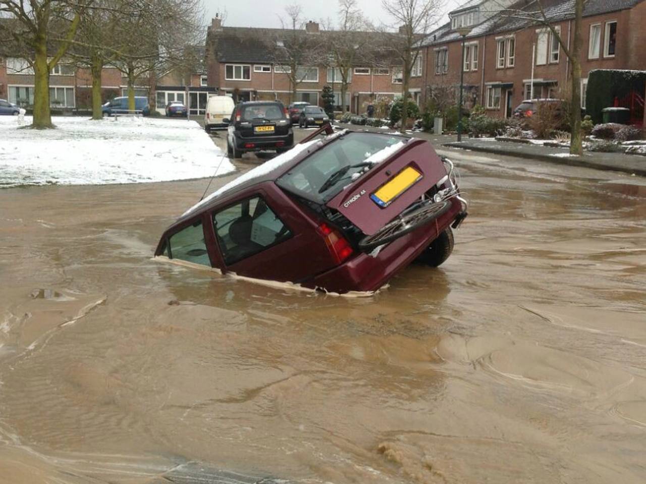 Auto verdwijnt meters diep in sinkhole in Sint Oedenrode