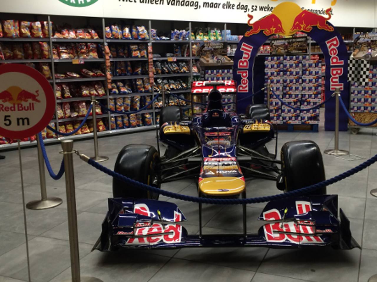 Formule 1-auto tussen de boodschappen (foto: Floyd Aanen)