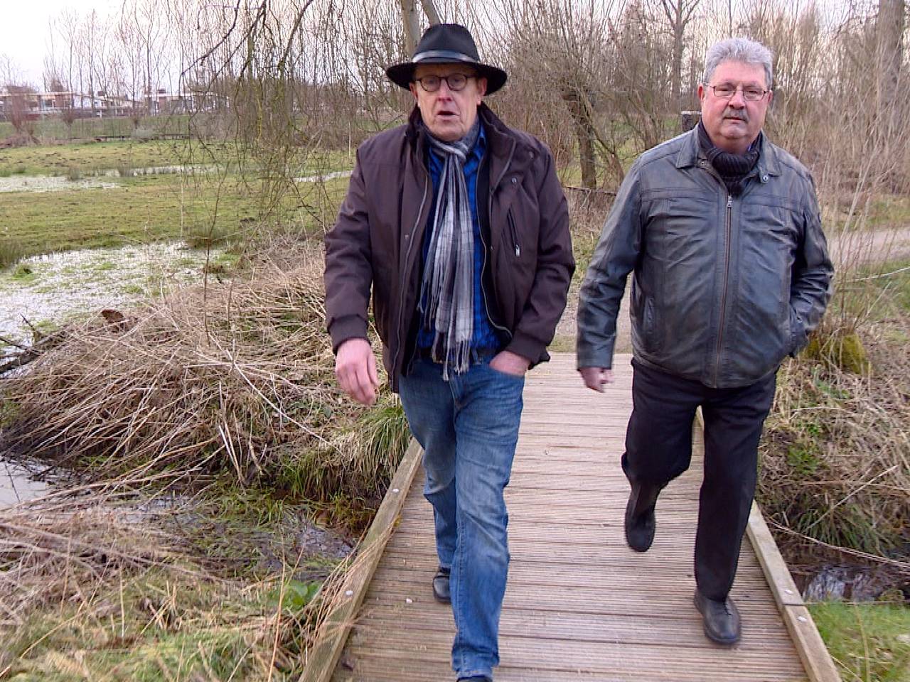 Initiatiefnemer Jan Verhagen en neef Paulus over het pad