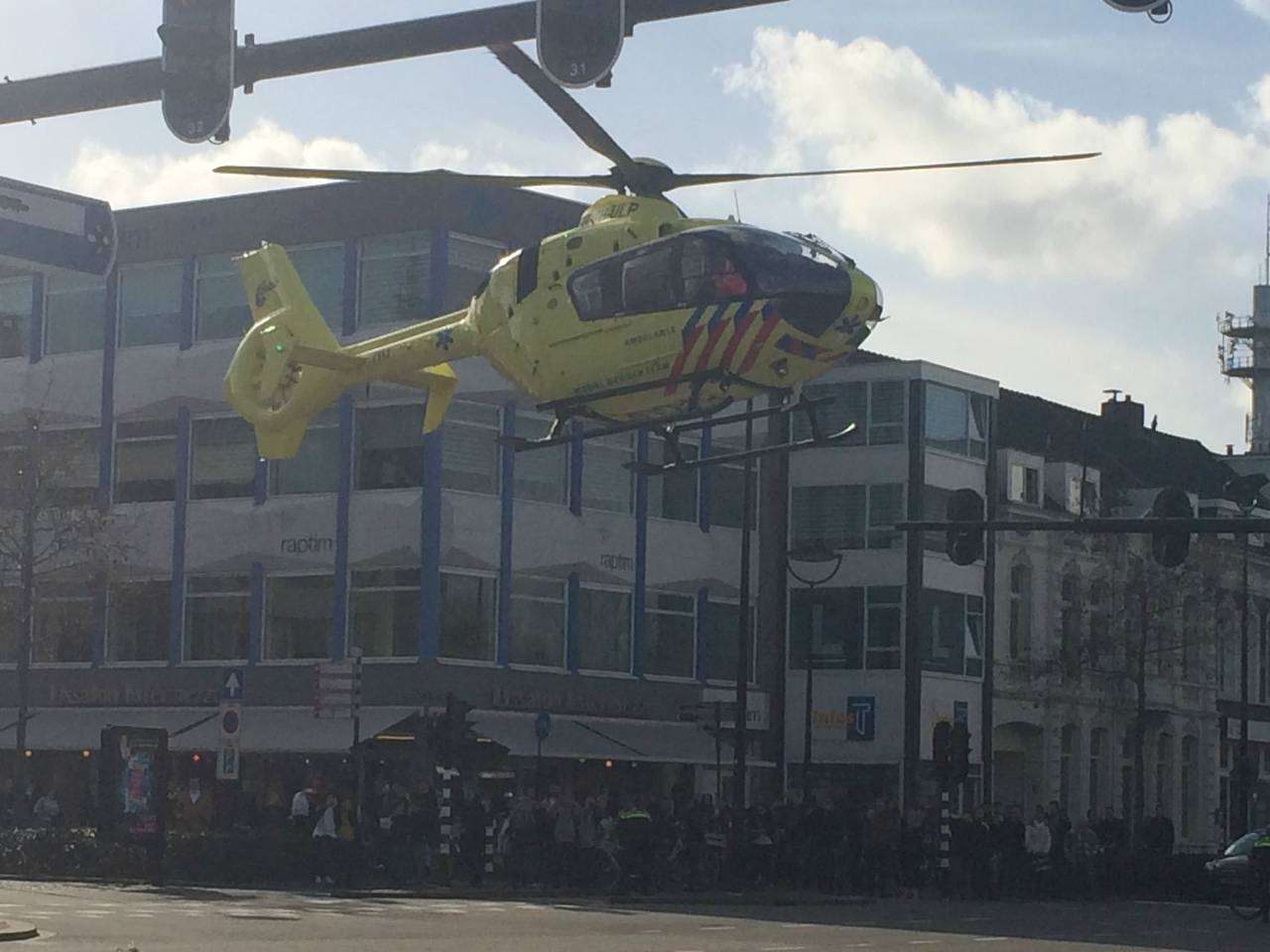 Traumahelikopter landt midden op drukke Spoorlaan in Tilburg (foto: Koen Wijn)