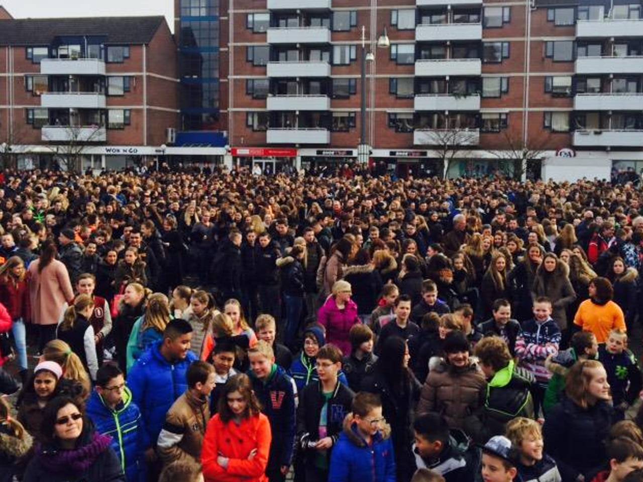 3000 scholieren halen recordpoging door 'Heal The World' te zingen in Veldhoven: 'missie geslaagd'