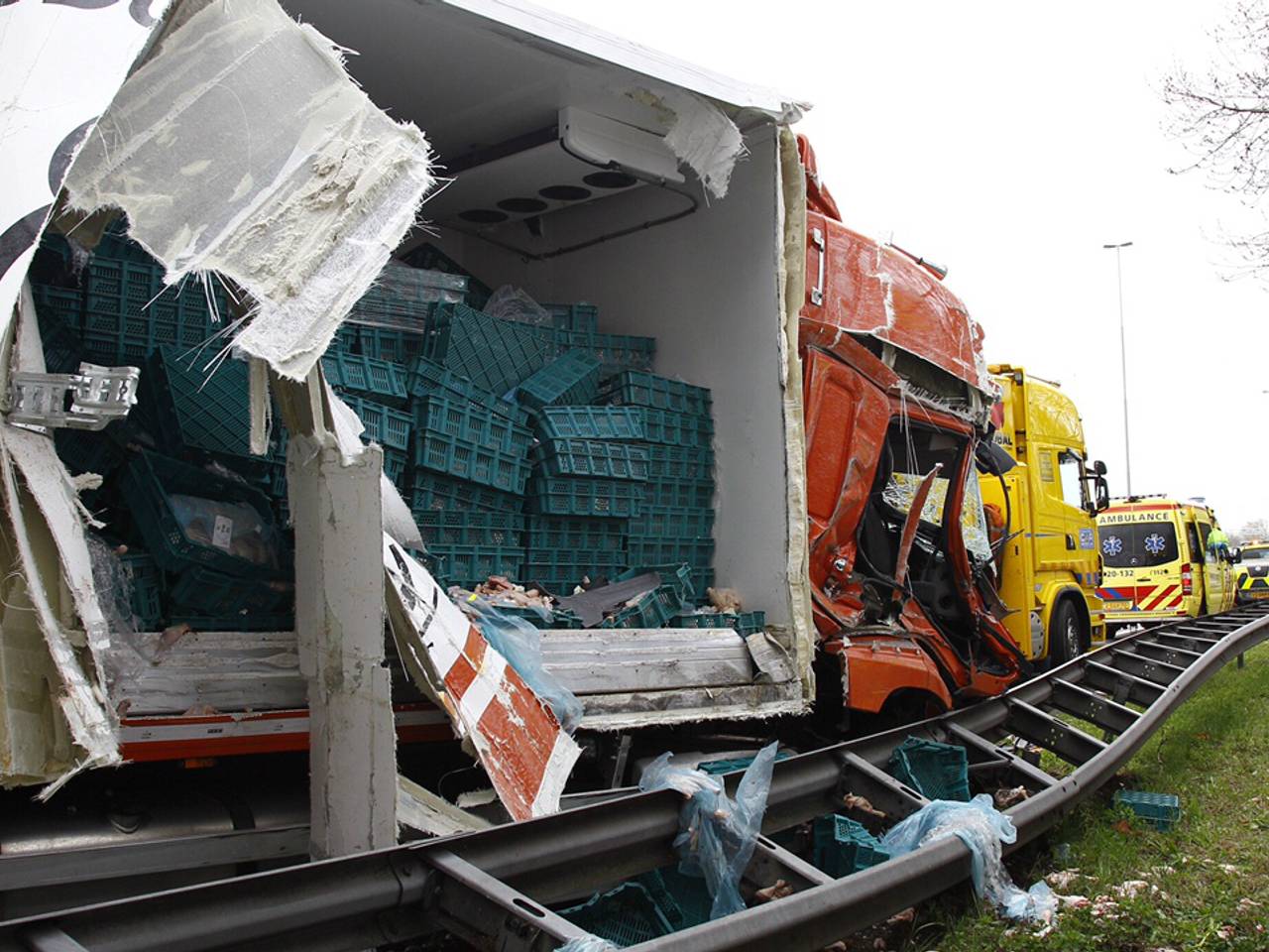 De vrachtwagen belandde in de vangrail. (foto: Marcel van Dorst/SQ Vision)