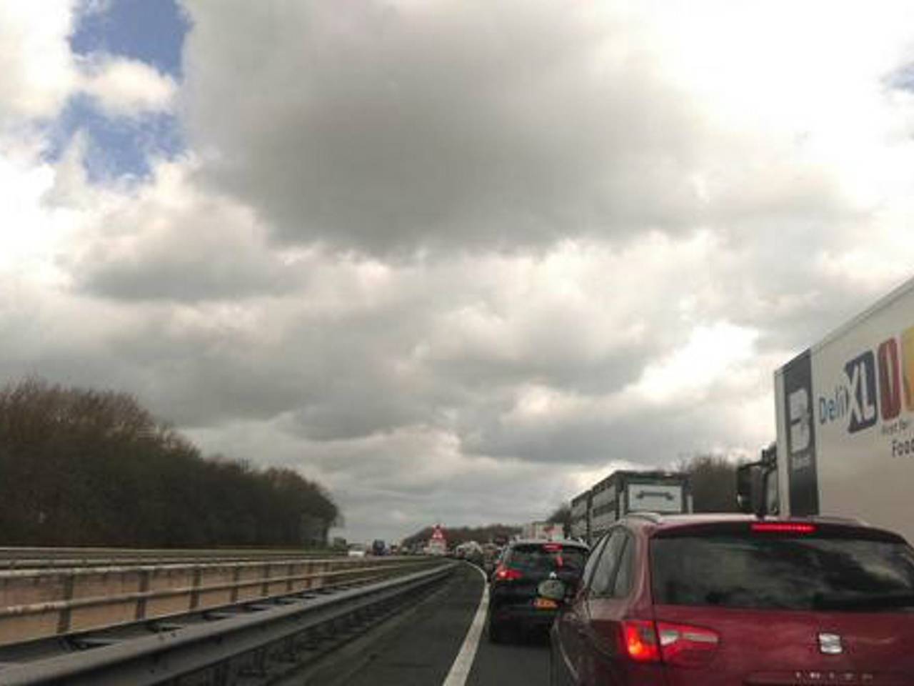 Een typerend beeld deze dinsdagmiddag op een aantal snelwegen (Foto: Mart Grol).