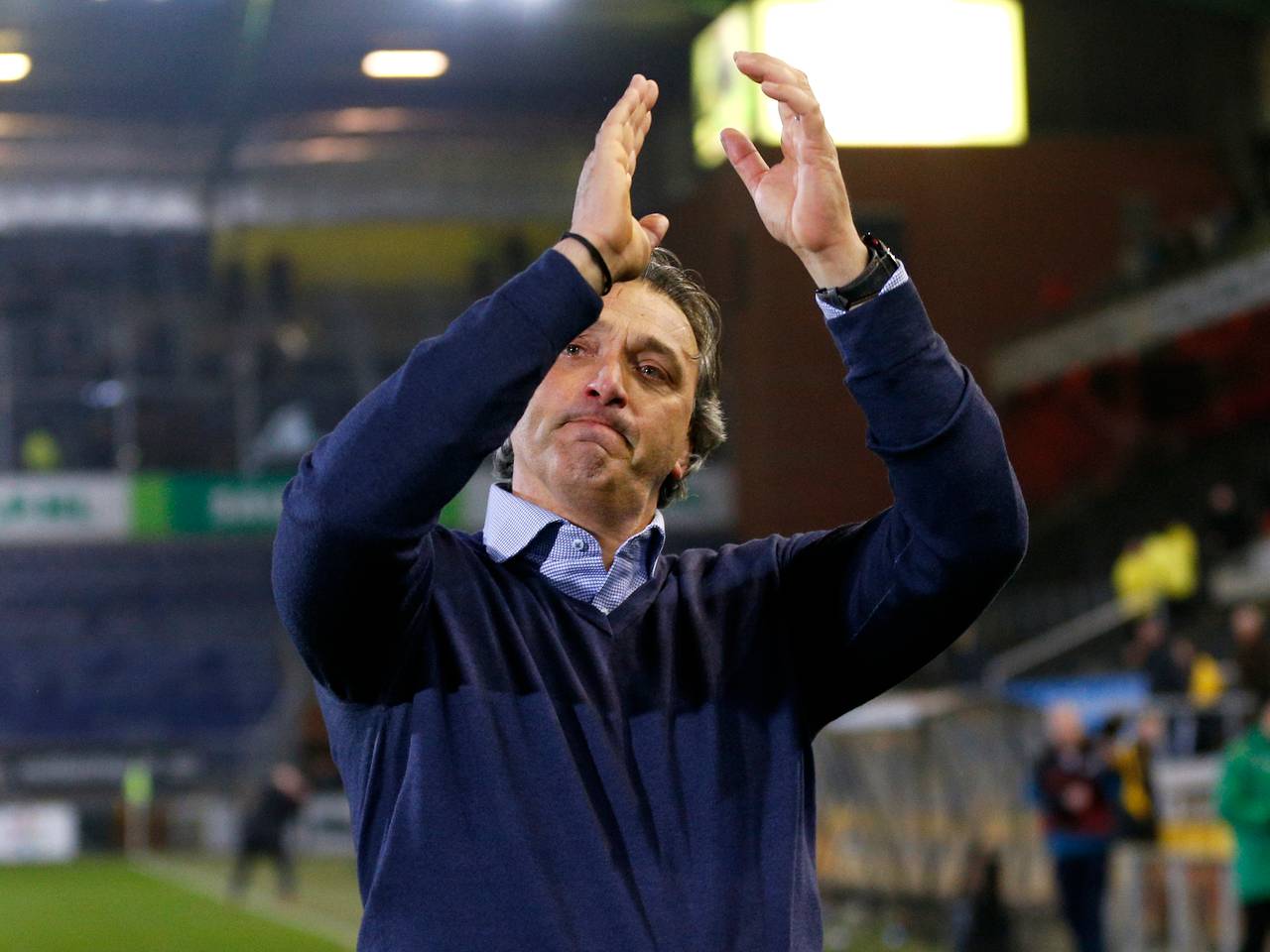 Trainer Robert Maaskant bedankt de NAC-fans (Foto: Pics United) 