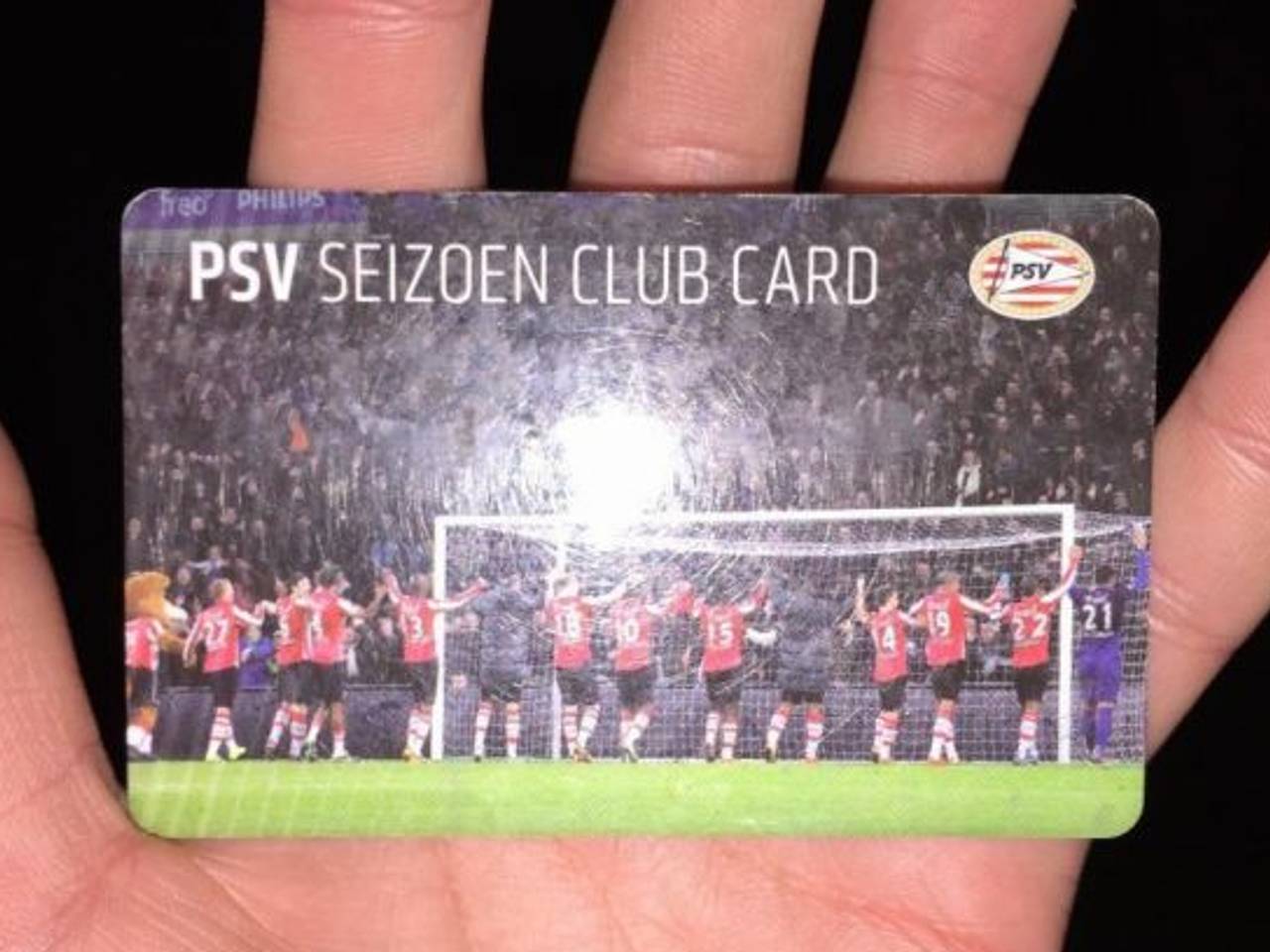 Iemand biedt zijn seizoenkaart aan op Marktplaats