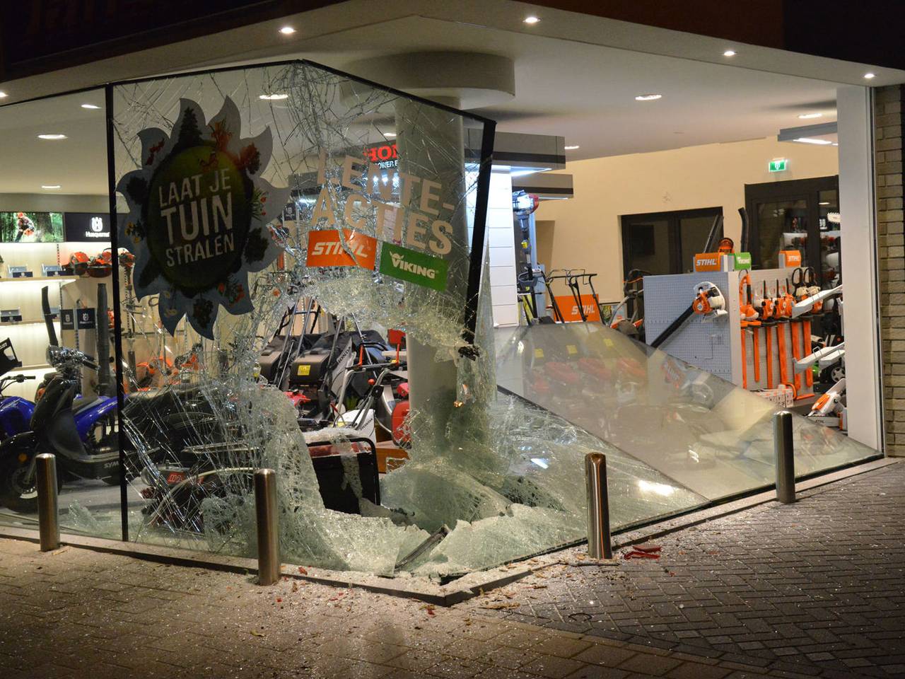 Ravage na ramkraak met vrachtwagen in Baarle-Nassau: pui van winkel aan diggelen 