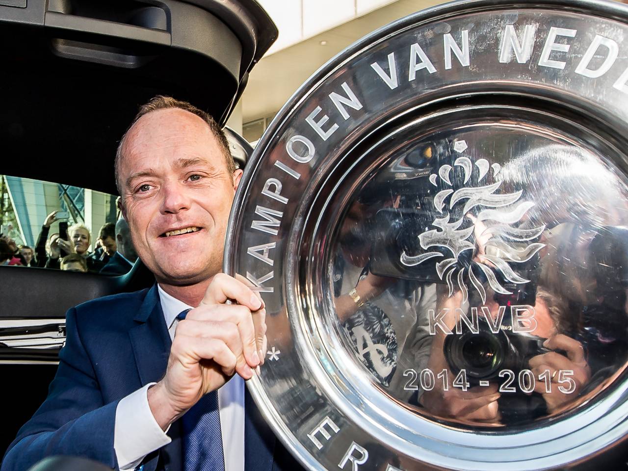 Van Oostveen met de schaal in Eindhoven (foto: ANP)