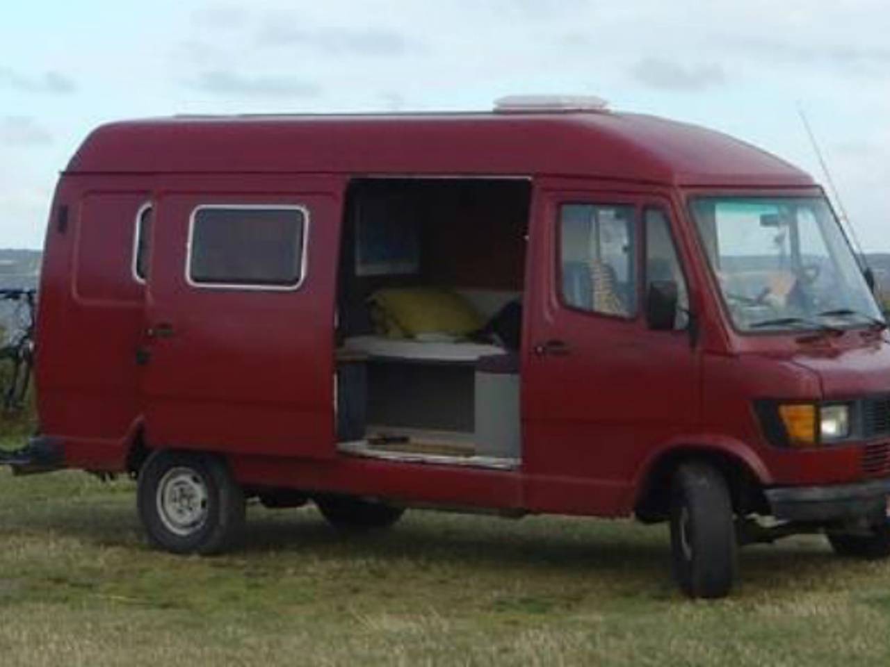 De gestolen Mercedes-kampeerbus (Foto: Facebook)