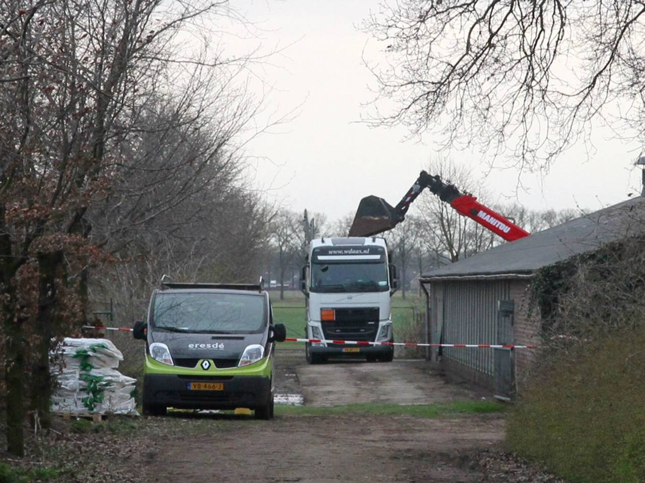 Kippen worden geruimd (Foto: Martien van Dam / SQ Vision)